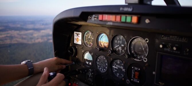 Compré un boleto en el vuelo de mi esposo piloto para sorprenderlo en nuestro aniversario, pero su anuncio me heló la sangre