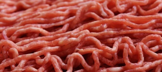 Compró un trozo de carne de cerdo y encontró una tarjeta de memoria escondida en su interior Compró un trozo de carne de cerdo y encontró una tarjeta de memoria escondida en su interior
