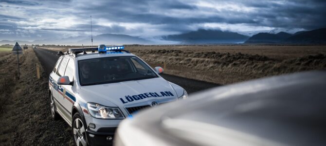 Dos policías de tránsito se burlaron de una anciana en la carretera y terminaron enmudecidos frente a ella Dos policías de tránsito se burlaron de una anciana en la carretera y terminaron enmudecidos frente a ella