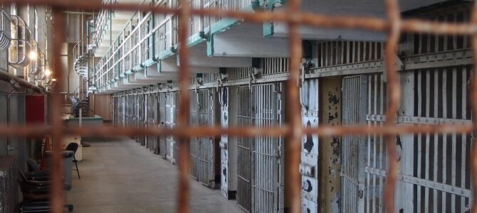 El día que recogí a mi suegro de la cárcel: la verdad oculta que cambió a toda la familia