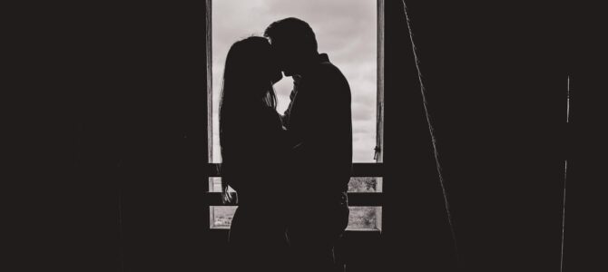 El pin dorado, el beso y la carpeta roja