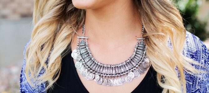 El vestido humilde, el collar de plata y el secreto de treinta años que cambió la vida de una mujer para siempre