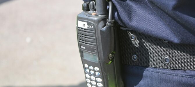 El walkie-talkie que reveló la verdad: la historia de una madre traicionada por su familia