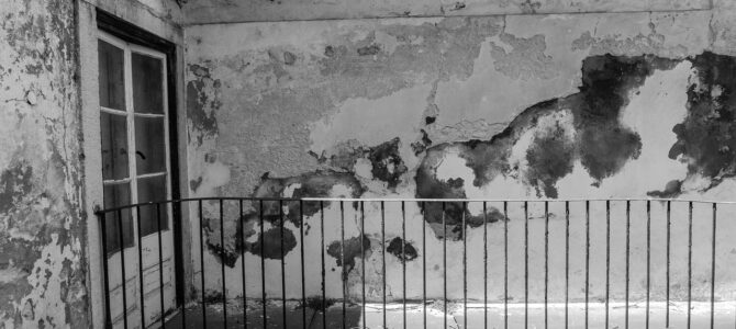 La casa pintada de negro: el mensaje que salvó a una viuda y a su hija recién nacida