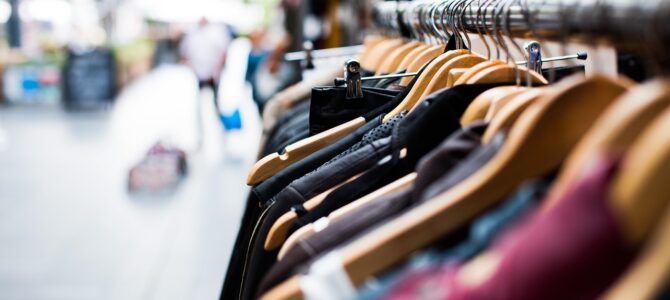 La empleada de tienda que resultó ser dueña del imperio: una lección familiar sobre prejuicios y secretos