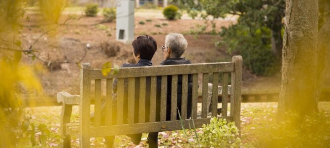 La herencia inesperada de mi abuela: lo que descubrí dentro del viejo sofá que me dejó