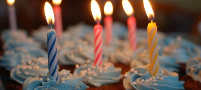 La silla olvidada: cómo un cumpleaños familiar reveló un fraude financiero entre hermanos La silla olvidada: cómo un cumpleaños familiar reveló un fraude financiero entre hermanos