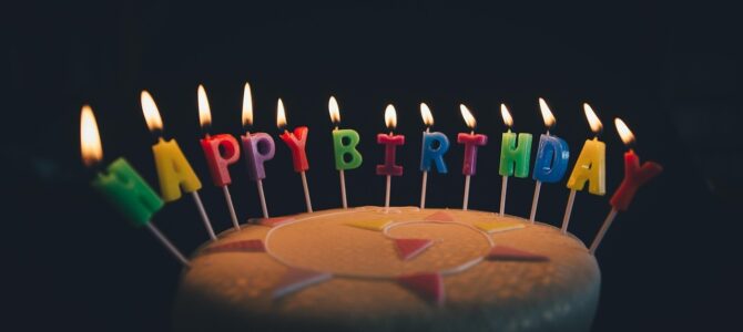 Le llevé un pastel a mi esposo bombero por su cumpleaños y el silencio en la estación me heló la sangre