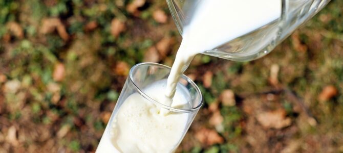 Lloraba en el supermercado con mi bebé en brazos porque no me alcanzaba para un tarro de leche — una señora con ropa remendada me dio 5 dólares y años después descubrí quién era realmente