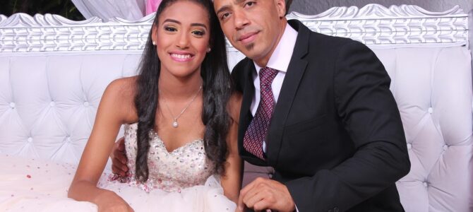 Mi hijo con síndrome de Down cumplió 15 años y nadie de la familia vino a su fiesta — cuando escuché el timbre y abrí la puerta, se me doblaron las rodillas