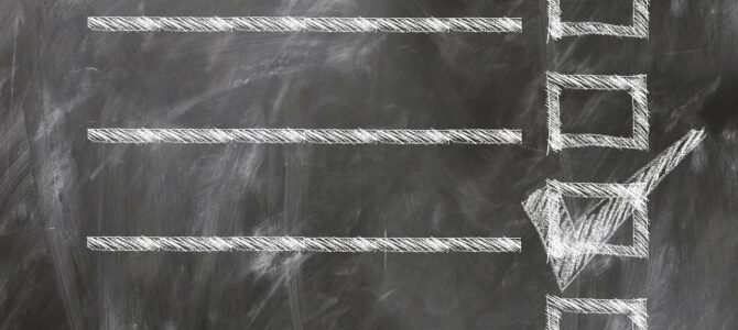 Mi suegra me entregó una lista de tareas en las vacaciones porque «no las merecía»: así puse límites