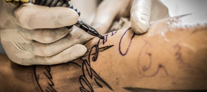 Tatuaje de tres puntos: qué significa realmente y por qué no debes temerle