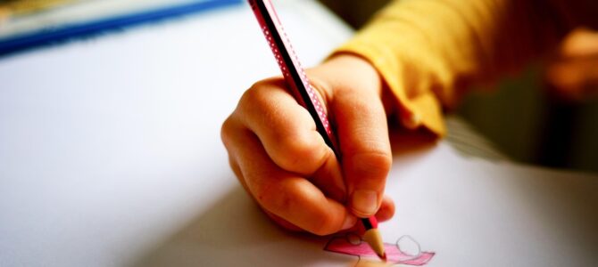 Un niño reveló en la escuela que su abuela le ataba las manos por las noches: la verdad conmovió a todos