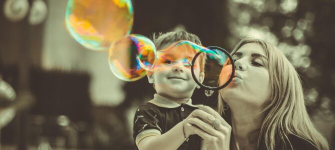 Una madre en duelo, una experta en crianza y la lección que dio una niña de 8 años en pleno vuelo Una madre en duelo, una experta en crianza y la lección que dio una niña de 8 años en pleno vuelo