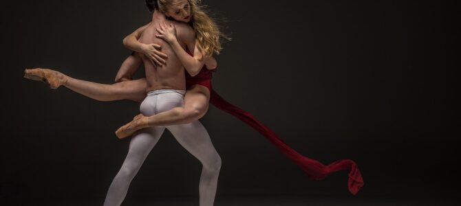 Una mujer de 72 años sorprende a jóvenes bailarines callejeros con una lección inolvidable