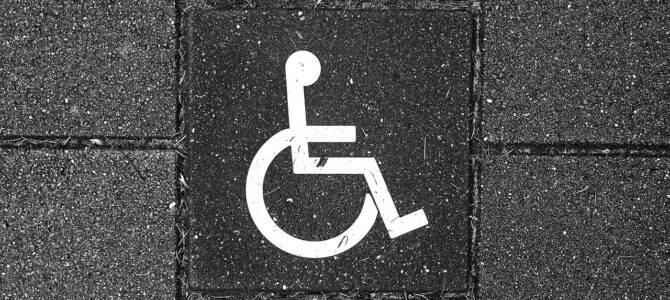 Vecino destruye la rampa para silla de ruedas de una niña y termina perdiendo su propio garaje Vecino destruye la rampa para silla de ruedas de una niña y termina perdiendo su propio garaje