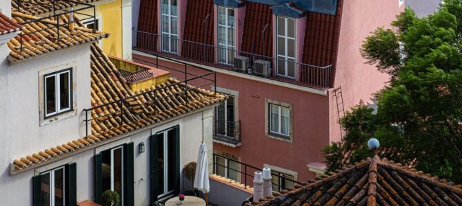 Vecinos excavaron un lago de dos hectáreas en su terreno mientras estaba fuera del estado: una lección sobre arrogancia y límites de propiedad