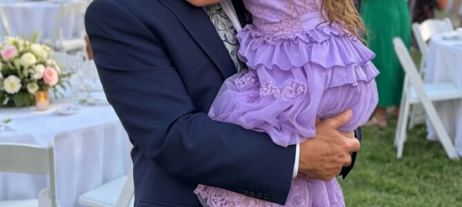 Escuchó a la nueva esposa de su exyerno lastimar a su nieta de 5 años, y el brindis que dio los dejó en silencio