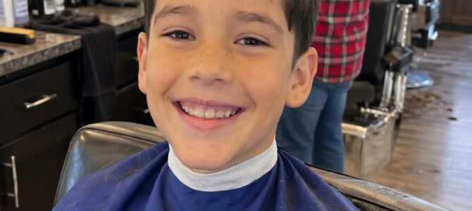 El barbero de mi hijo me pidió que revisara detrás de su oreja: veinte minutos después, la policía estaba en mi casa