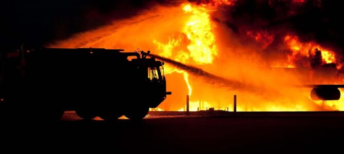 Bomberos advierten sobre el peligro de dormir con el celular cargando en la cama Bomberos advierten sobre el peligro de dormir con el celular cargando en la cama