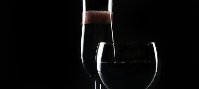 ¿Cuál copa de vino está servida correctamente? La regla que casi nadie conoce