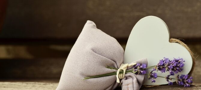 El misterio de la bolsita de té en la puerta: qué significa y cómo reaccionar con calma El misterio de la bolsita de té en la puerta: qué significa y cómo reaccionar con calma