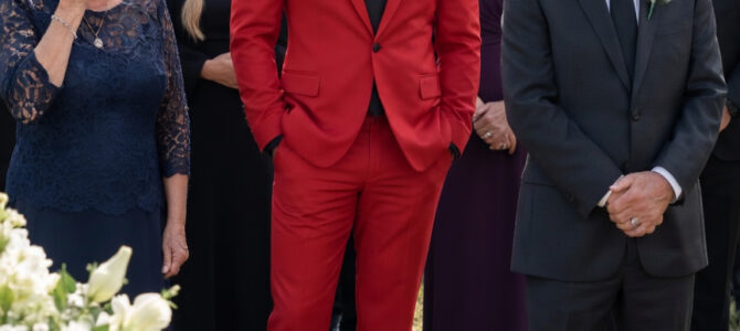 Mi hermano llegó al funeral de mi papá con un traje rojo, y lo que escondía en el forro nos dejó sin palabras