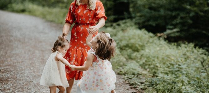 La silla vacía de mamá: cuando mi hija llamó «monstruo» a mi nueva esposa
