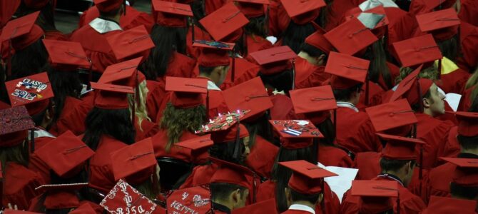 La verdad bajo la toga: cómo una acusación pública en una graduación reveló una traición familiar La verdad bajo la toga: cómo una acusación pública en una graduación reveló una traición familiar