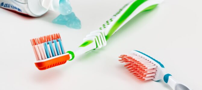 Limón y pasta de dientes: remedio casero para eliminar los talones agrietados Limón y pasta de dientes: remedio casero para eliminar los talones agrietados