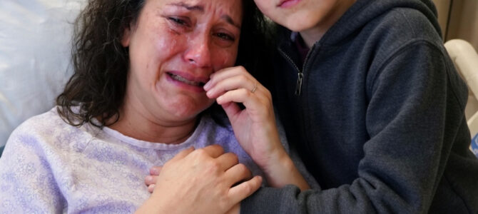Lloraba a mi bebé tras el parto, hasta que mi hijo de 7 años me susurró: “Mamá, no se fue. Vi lo que hizo papá” Lloraba a mi bebé tras el parto, hasta que mi hijo de 7 años me susurró: “Mamá, no se fue. Vi lo que hizo papá”