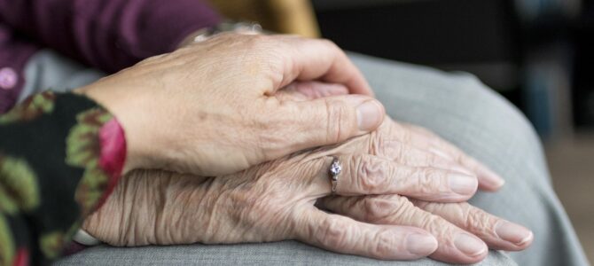 Los rizos de mi hija y el secreto que su abuela le sembró en el corazón
