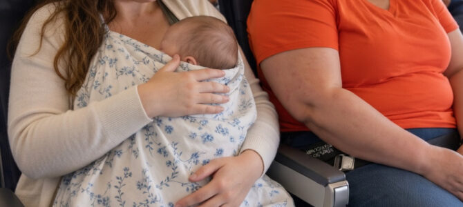 Una mujer me gritó en el avión por amamantar a mi bebé: mi hija de 8 años le mostró algo en su tableta que la dejó en silencio