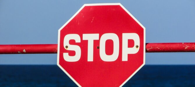 Señal de STOP azul: qué significa y por qué no es de color rojo