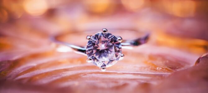 Test visual: el anillo de gema morada que elijas revelará tu rasgo más auténtico