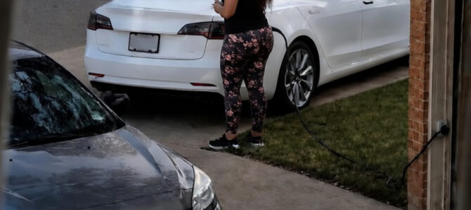 Mi vecina cargaba su auto eléctrico con mi luz cada noche y un día le di una lección que no esperaba