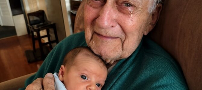 Mi abuelo de 92 años vio las manos de mi bebé y lloró: el secreto que guardó durante sesenta años