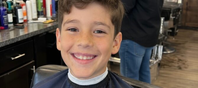 El barbero me susurró que revisara la nuca de mi hijo: veinte minutos después llegó la policía El barbero me susurró que revisara la nuca de mi hijo: veinte minutos después llegó la policía