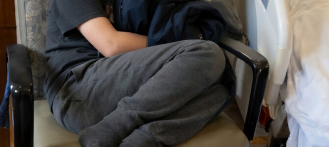 Desperté de un coma y mi nieto susurró: “Abuela, finge que sigues dormida cuando venga la tía”