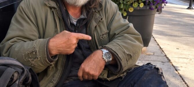Me disfracé de hombre sin hogar para probar a mis empleados y descubrí algo tan alarmante que tuve que llamar a la policía