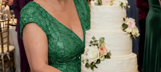 Me negaron el pastel de bodas de mi hija por un nombre y la verdad que descubrí cambió la boda