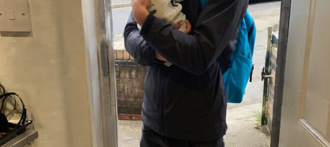 Mi esposo echó a nuestro hijo de casa a los 18 años. Un año después volvió con un bebé en brazos y una maleta que lo cambió todo Mi esposo echó a nuestro hijo de casa a los 18 años. Un año después volvió con un bebé en brazos y una maleta que lo cambió todo
