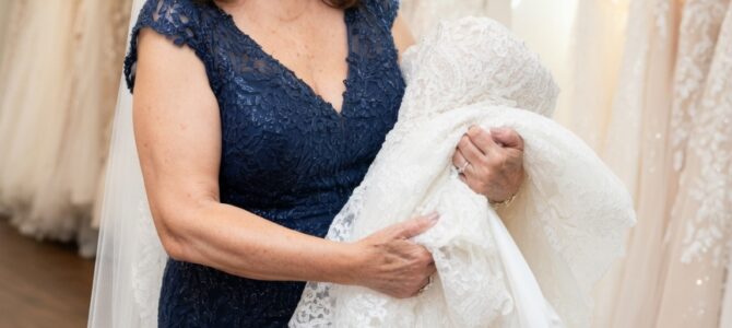 Mi hija me pidió recoger su vestido de novia, pero en la tienda me dijeron que ella les prohibió entregármelo: la nota que me mostraron me dejó sin palabras