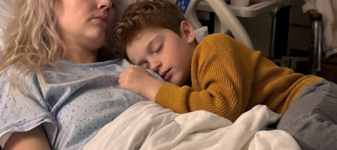 Mi hijo de siete años me dijo que su mamá, en coma, le habla los sábados. Esa noche me quedé a escucharlo Mi hijo de siete años me dijo que su mamá, en coma, le habla los sábados. Esa noche me quedé a escucharlo