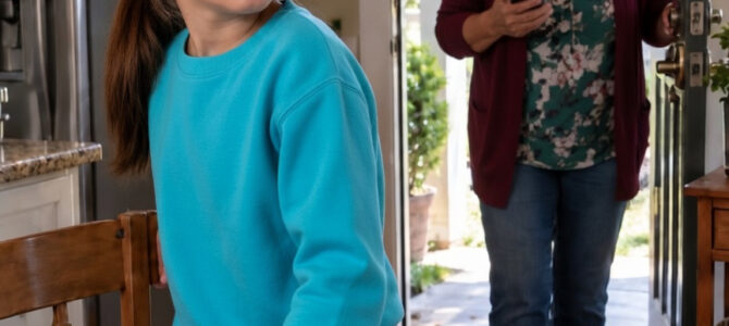 Mi madrastra dijo que pasaría las vacaciones con la abuela, pero a los 12 años me quedé sola en casa; cuando papá lo descubrió, todo cambió