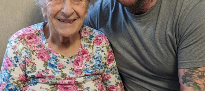 Mi madre de 81 años despidió a su cuidadora y contrató a un hombre que salió de prisión; cuando me mostró una foto de mi infancia, lo entendí todo Mi madre de 81 años despidió a su cuidadora y contrató a un hombre que salió de prisión; cuando me mostró una foto de mi infancia, lo entendí todo