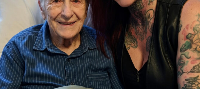 Mi padre de 82 años empezó a recibir visitas de una mujer enorme y tatuada, y lo que vi en las cámaras me hizo llorar