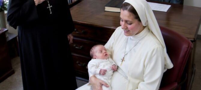 La novicia que quedó embarazada en el convento y la marca que la madre superiora reconoció