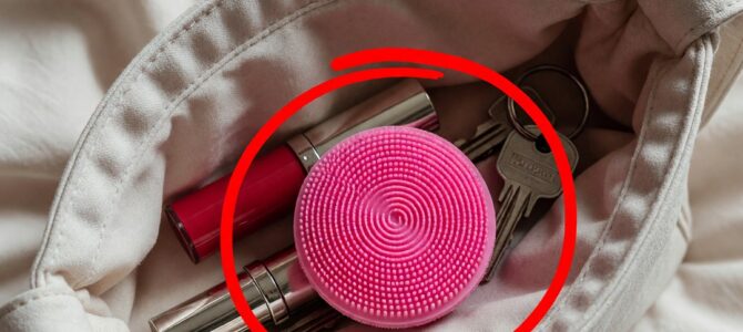 Encontró un extraño objeto de silicona en el bolso de su esposa: así se usa en realidad Encontró un extraño objeto de silicona en el bolso de su esposa: así se usa en realidad