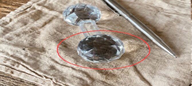 ¿Qué es este extraño objeto de cristal con forma de mancuerna que apareció en la vitrina de la abuela?